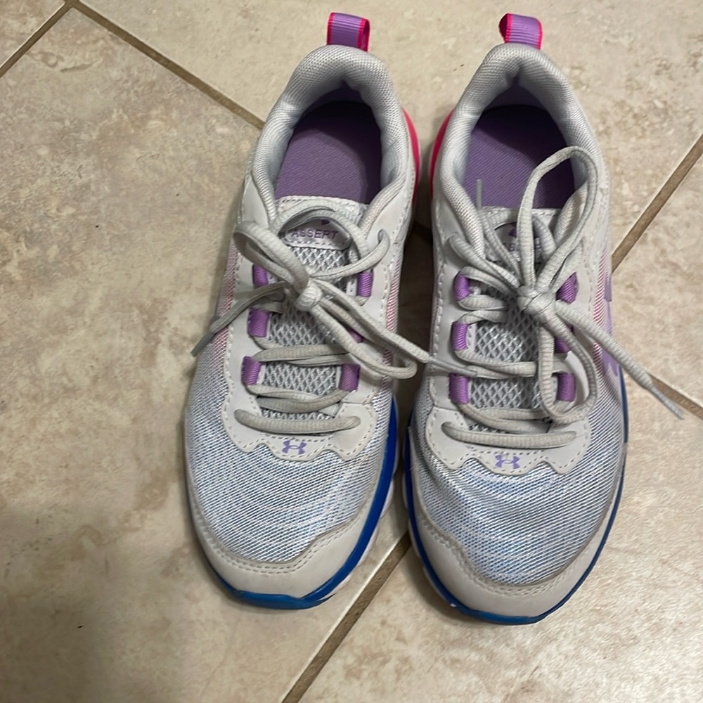 EUC Under Armour girl’s sneakers size 4